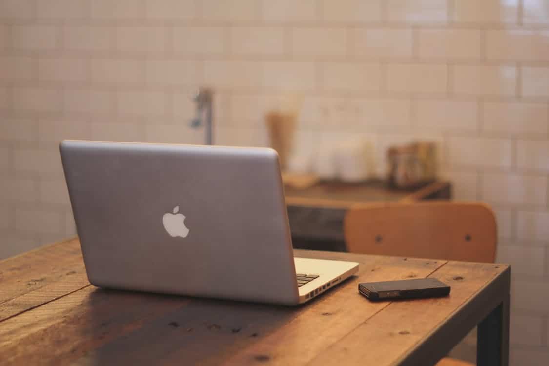 apple-iphone-desk-laptop
